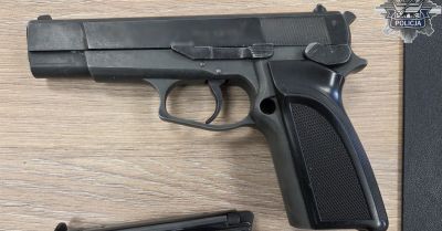 Policjanci znaleźli narkotyki, plantację i broń u 43-latka